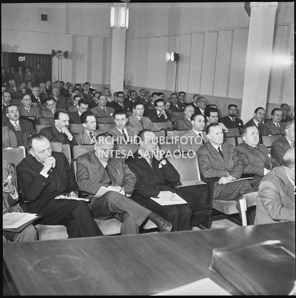 Pubblico al convegno "Human relations" nella sala Puricelli della Fiera campionaria di Milano del 1954<br>210803
