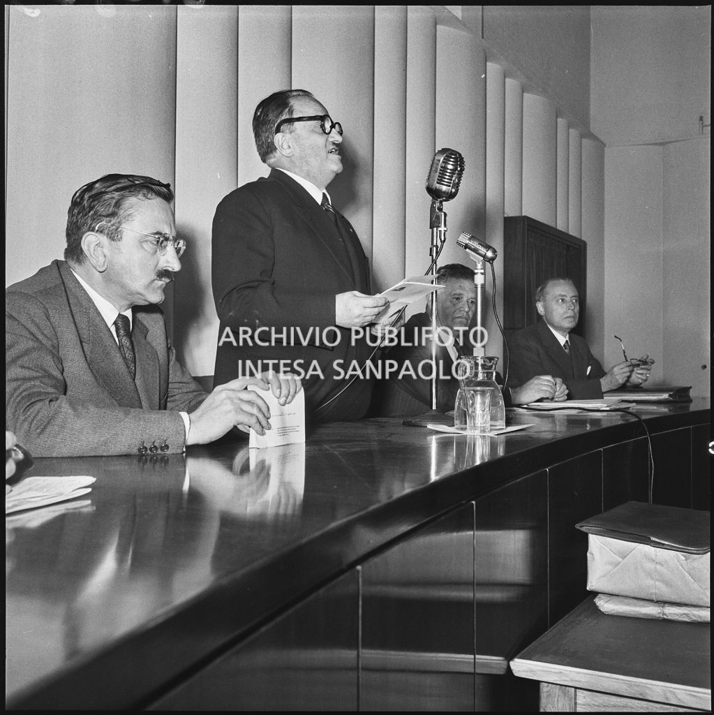 Intervento di un relatore al convegno "Human relations" nella sala Puricelli della Fiera campionaria di Milano del 1954. Sulla sinistra il vice presidente della Fiera Tommaso Zerbi<br>210805