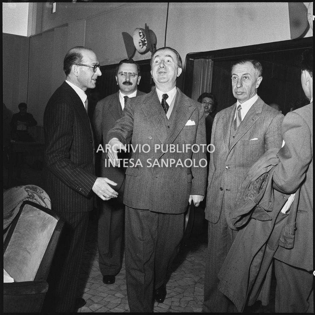 L'onorevole Giuseppe Pella (terzo da sinistra) e il vice presidente della Fiera Tommaso Zerbi (secondo da sinistra) in occasione del convegno "Human relations" nella sala Puricelli della Fiera campionaria di Milano del 1954<br>210808