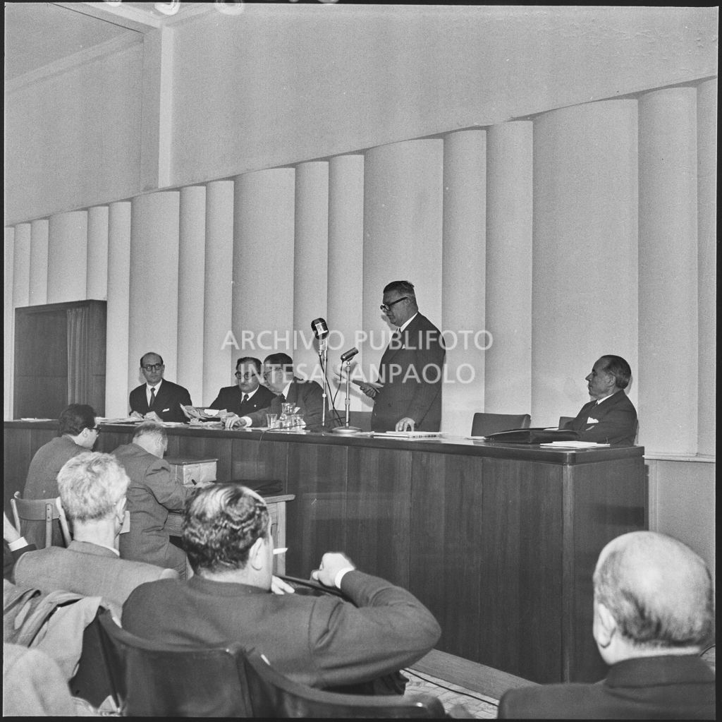 Tavolo con gli oratori del convegno "Human relations" nella sala Puricelli della Fiera campionaria di Milano del 1954<br>210825