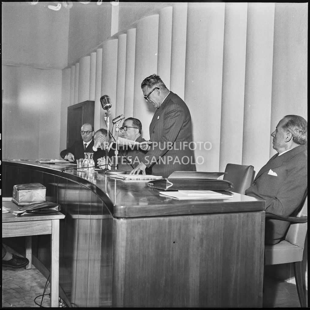 Intervento di un oratore del convegno "Human relations" nella sala Puricelli della Fiera campionaria di Milano del 1954<br>210826