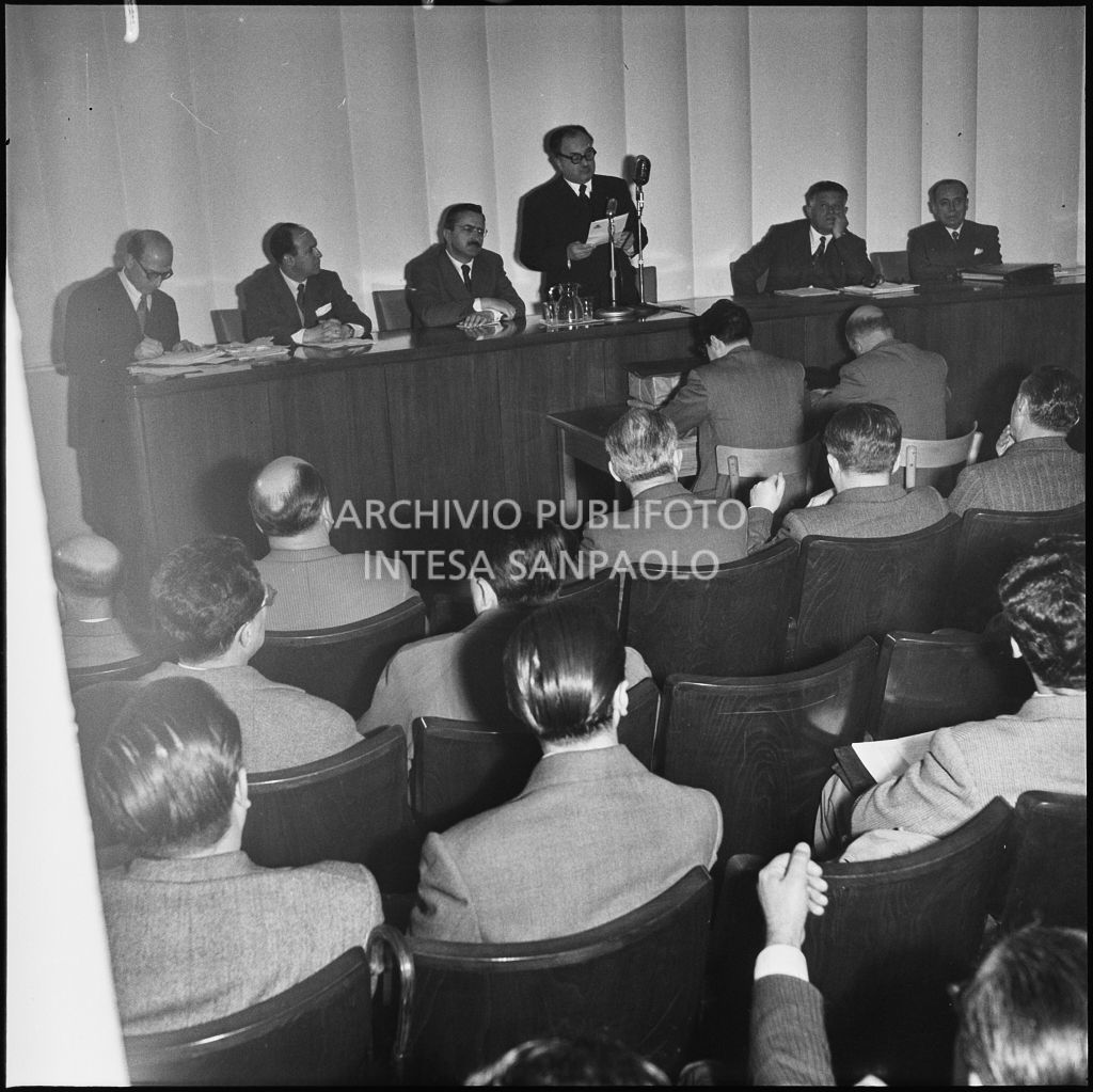 Un momento del convegno "Human relations" nella sala Puricelli della Fiera campionaria di Milano del 1954<br>210829