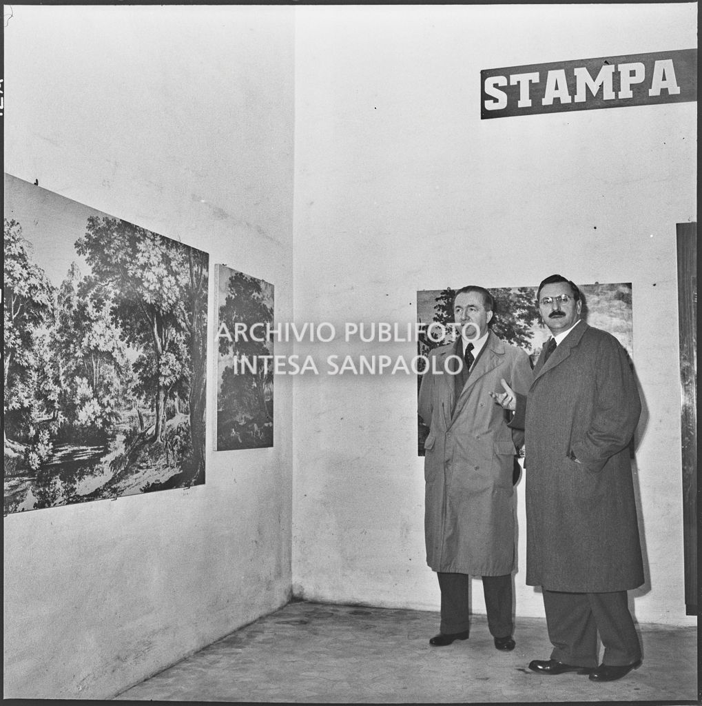 L'onorevole Giuseppe Pella (a sinistra) con il vice presidente della Fiera Tommazo Zerbi (a destra) alla Fiera Campionaria di Milano del 1954<br>210854