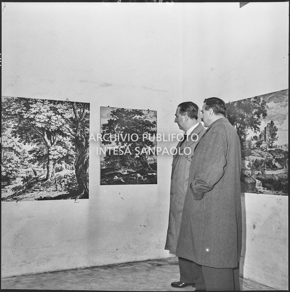 L'onorevole Giuseppe Pella (a sinistra) con il vice presidente della Fiera Tommazo Zerbi (a destra) alla Fiera Campionaria di Milano del 1954<br>210855