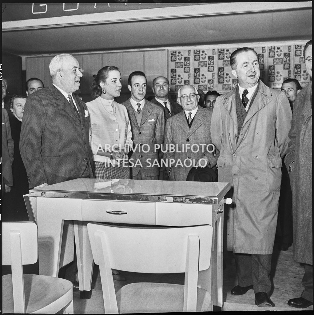 L'onorevole Giuseppe Pella (secondo da destra) in visita alla Fiera Campionaria di Milano del 1954<br>210856