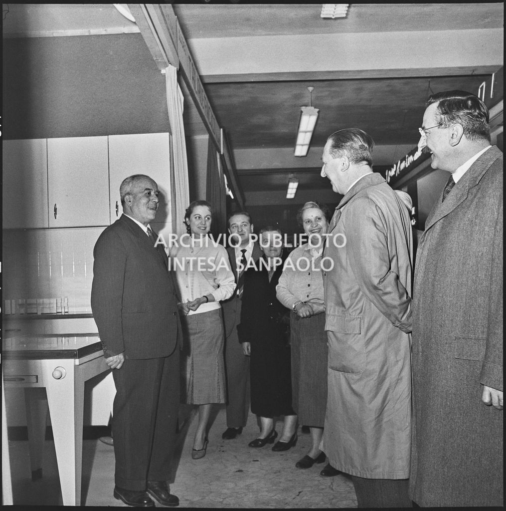 L'onorevole Giuseppe Pella (secondo da destra) con il vice presidente della Fiera Tommazo Zerbi (primo da destra) alla Fiera Campionaria di Milano del 1954<br>210857