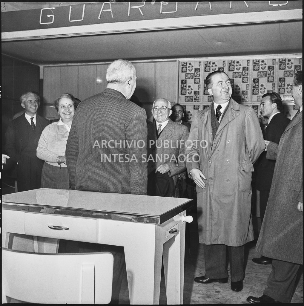 L'onorevole Giuseppe Pella in visita al padiglione dei guardaroba della Fiera Campionaria di Milano del 1954<br>210858
