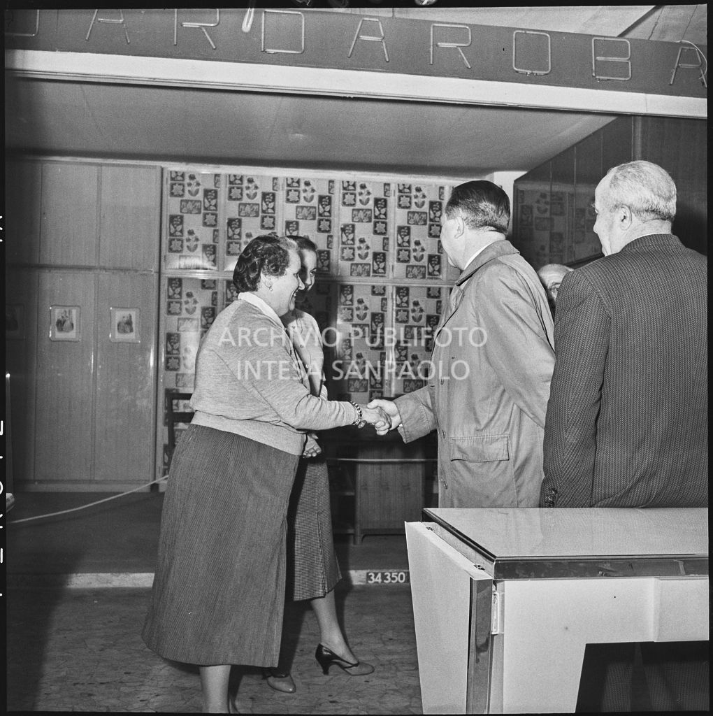 L'onorevole Giuseppe Pella in visita al padiglione dei guardaroba della Fiera Campionaria di Milano del 1954<br>210859
