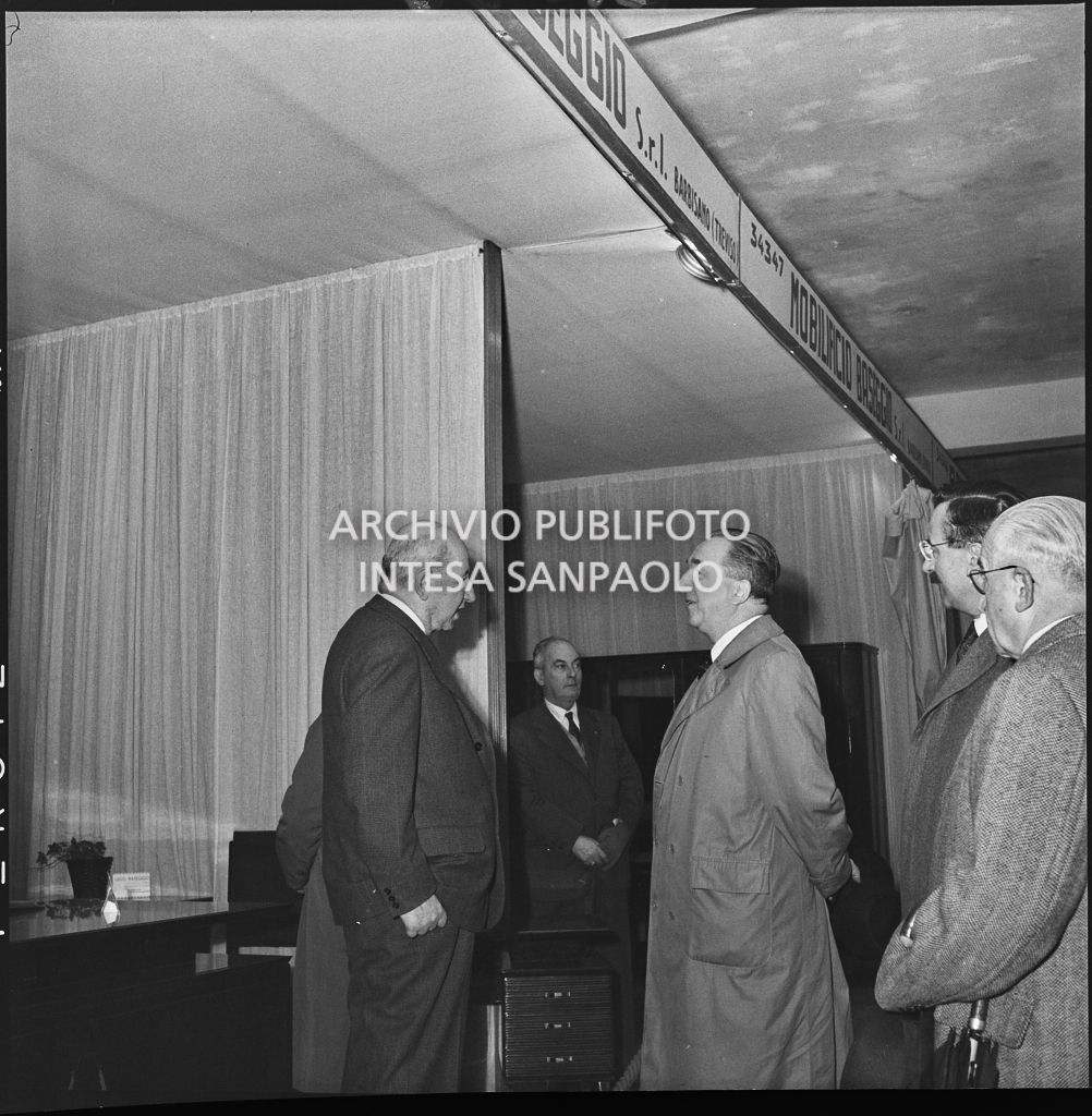 L'onorevole Giuseppe Pella in visita allo stand del mobilificio Baseggio della Fiera Campionaria di Milano del 1954<br>210860