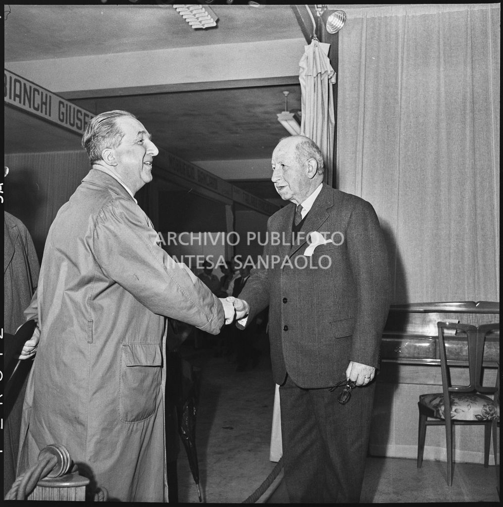 L'onorevole Giuseppe Pella (a sinistra) in visita al padiglione dei mobili della Fiera Campionaria di Milano del 1954<br>210861