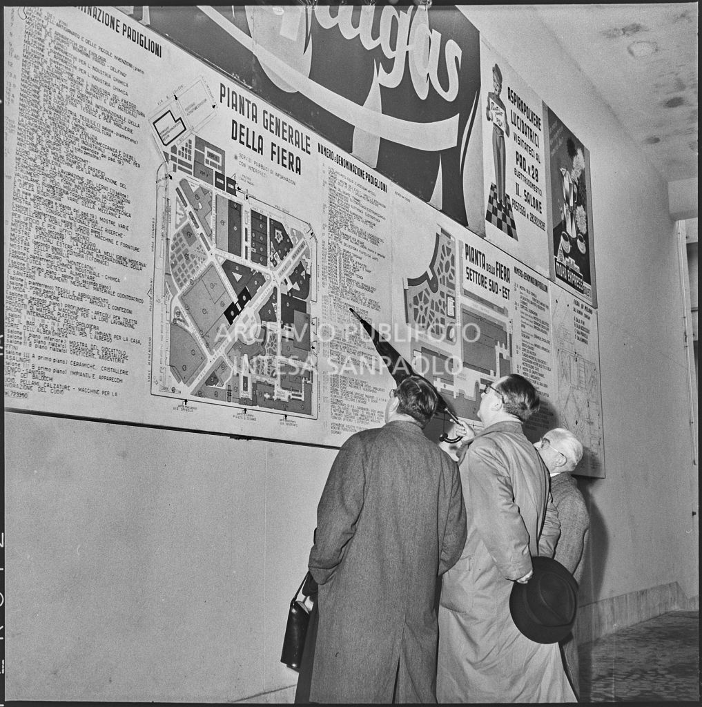 L'onorevole Giuseppe Pella (al centro) osserva la pianta della Fiera Campionaria di Milano del 1954<br>210862