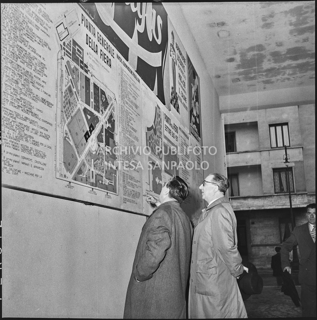 L'onorevole Giuseppe Pella (a destra) osserva la pianta della Fiera Campionaria di Milano del 1954<br>210863