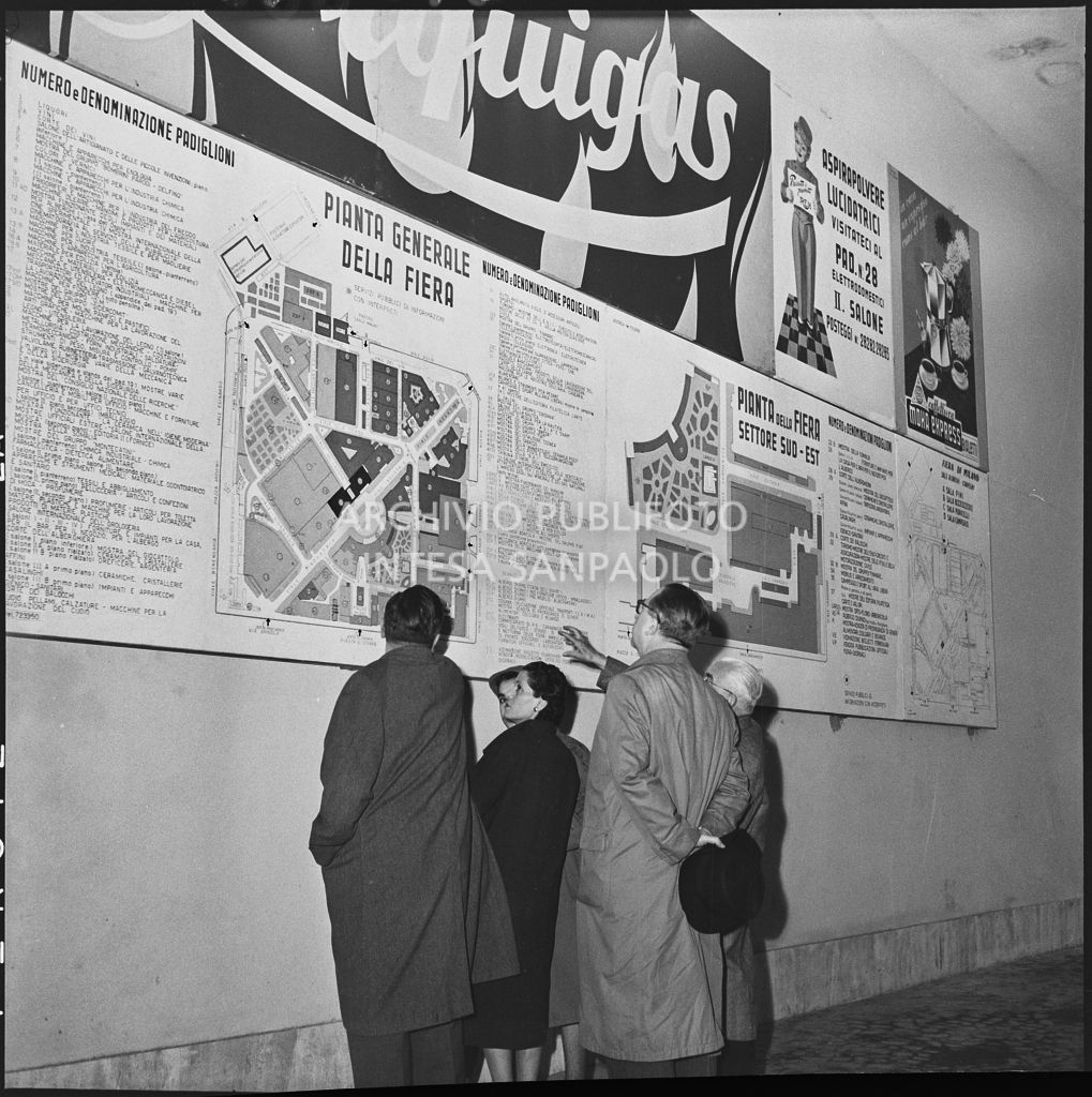 L'onorevole Giuseppe Pella osserva la pianta della Fiera Campionaria di Milano del 1954<br>210865