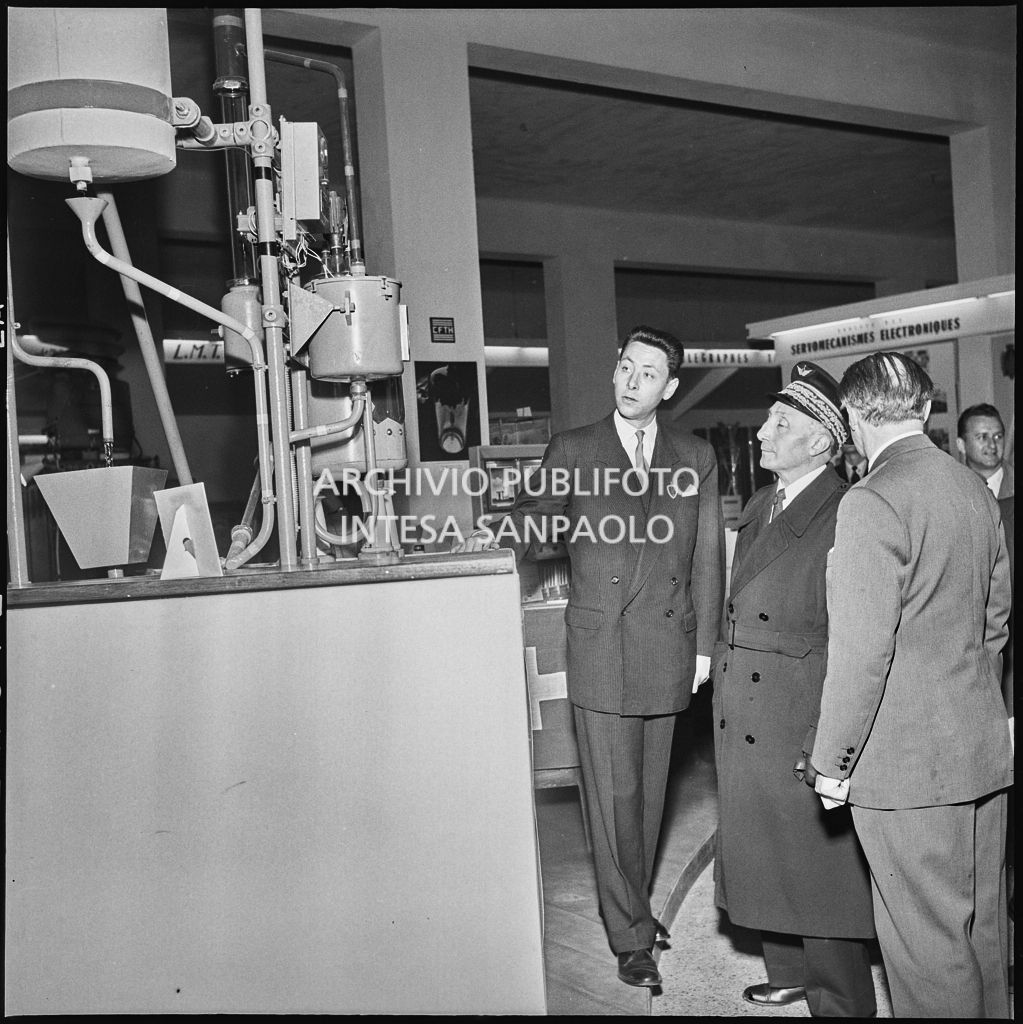 Il generale Martial Henri Valin, capo di Stato maggiore delle forze aeree francesi, in visita alla Fiera Campionaria di Milano del 1954<br>210866