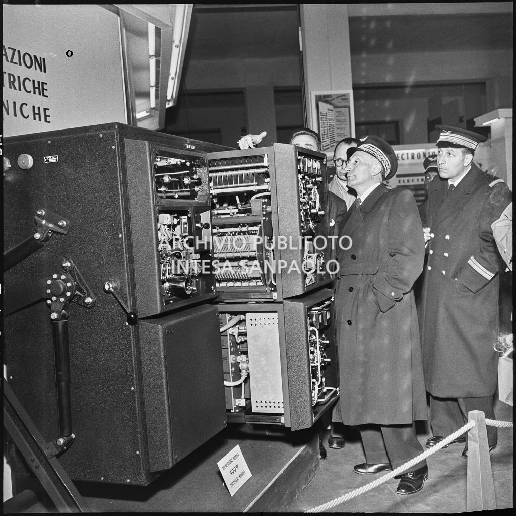 Il generale Martial Henri Valin, capo di Stato maggiore delle forze aeree francesi, in visita alla Fiera Campionaria di Milano del 1954<br>210870