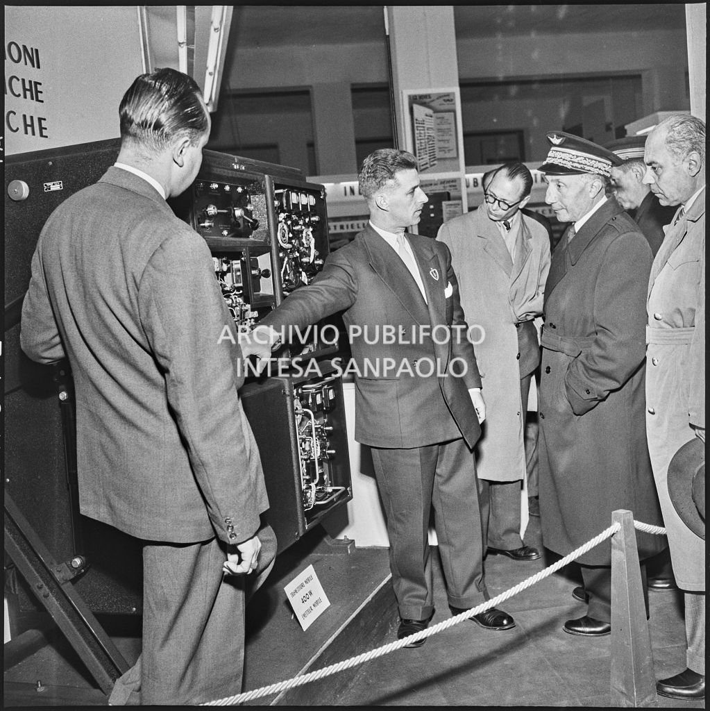 Il generale Martial Henri Valin, capo di Stato maggiore delle forze aeree francesi, in visita alla Fiera Campionaria di Milano del 1954<br>210871