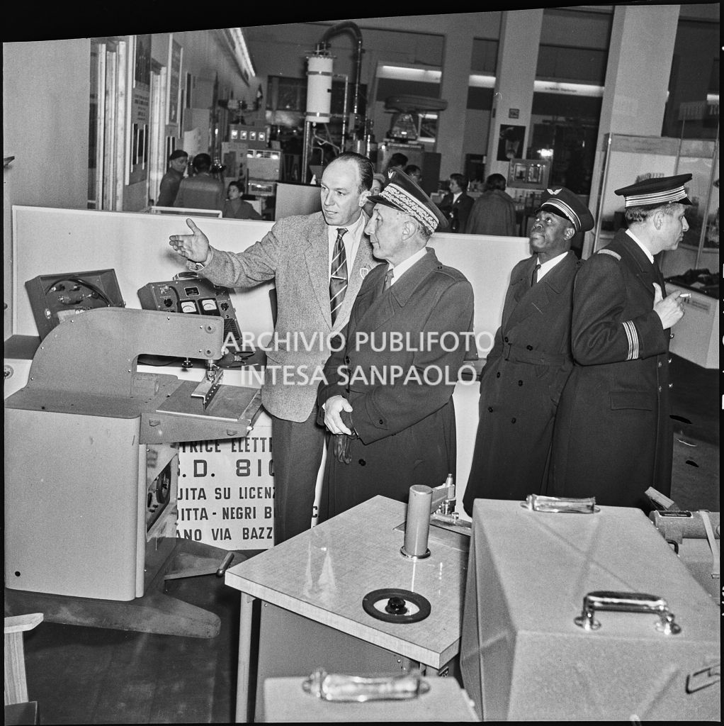 Il generale Martial Henri Valin, capo di Stato maggiore delle forze aeree francesi, in visita alla Fiera Campionaria di Milano del 1954<br>210872