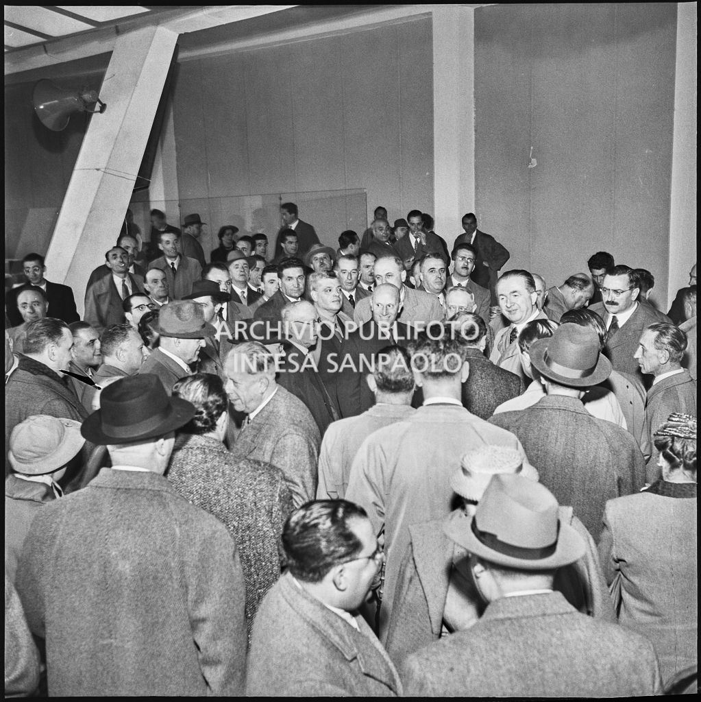 L'onorevole Giuseppe Pella, il vice presidente della Fiera Tommaso Zerbi e i presidenti delle Camere di Commercio tra la folla della Fiera Campionaria di Milano del 1954<br>210873