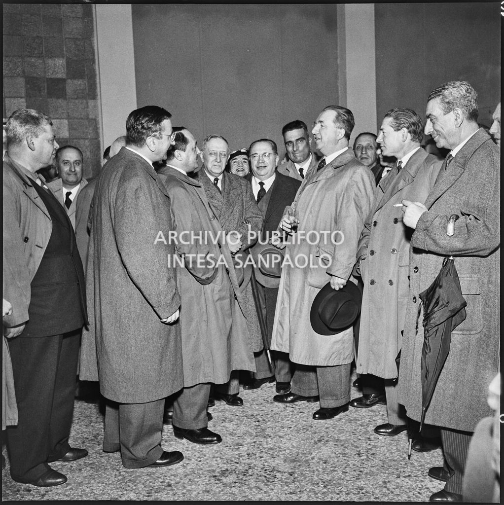 L'onorevole Giuseppe Pella (terzo da destra), il vice presidente della Fiera Tommaso Zerbi (secondo da destra) e i presidenti delle Camere di Commercio alla Fiera Campionaria di Milano del 1954<br>210874