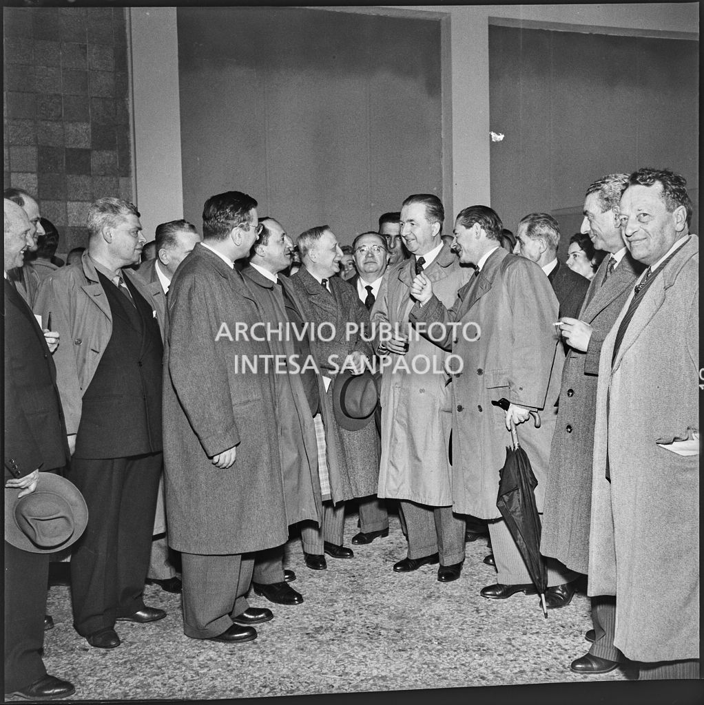 L'onorevole Giuseppe Pella (quarto da destra) e i presidenti delle Camere di Commercio alla Fiera Campionaria di Milano del 1954<br>210878