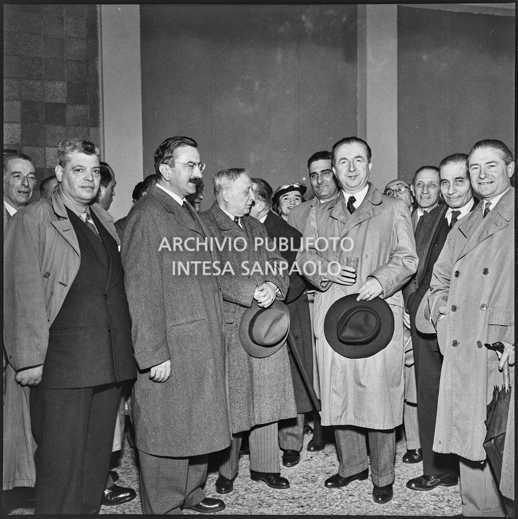 L'onorevole Giuseppe Pella (quarto da destra), il vice presidente della Fiera Tommaso Zerbi (secondo da destra) e i presidenti delle Camere di Commercio alla Fiera Campionaria di Milano del 1954<br>210880