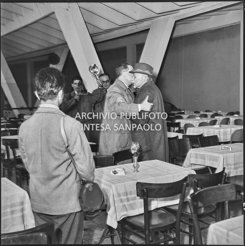 L'onorevole Giuseppe Pella saluta il presidente della Fiera Luigi Gasparotto alla Fiera Campionaria di Milano del 1954<br>210881