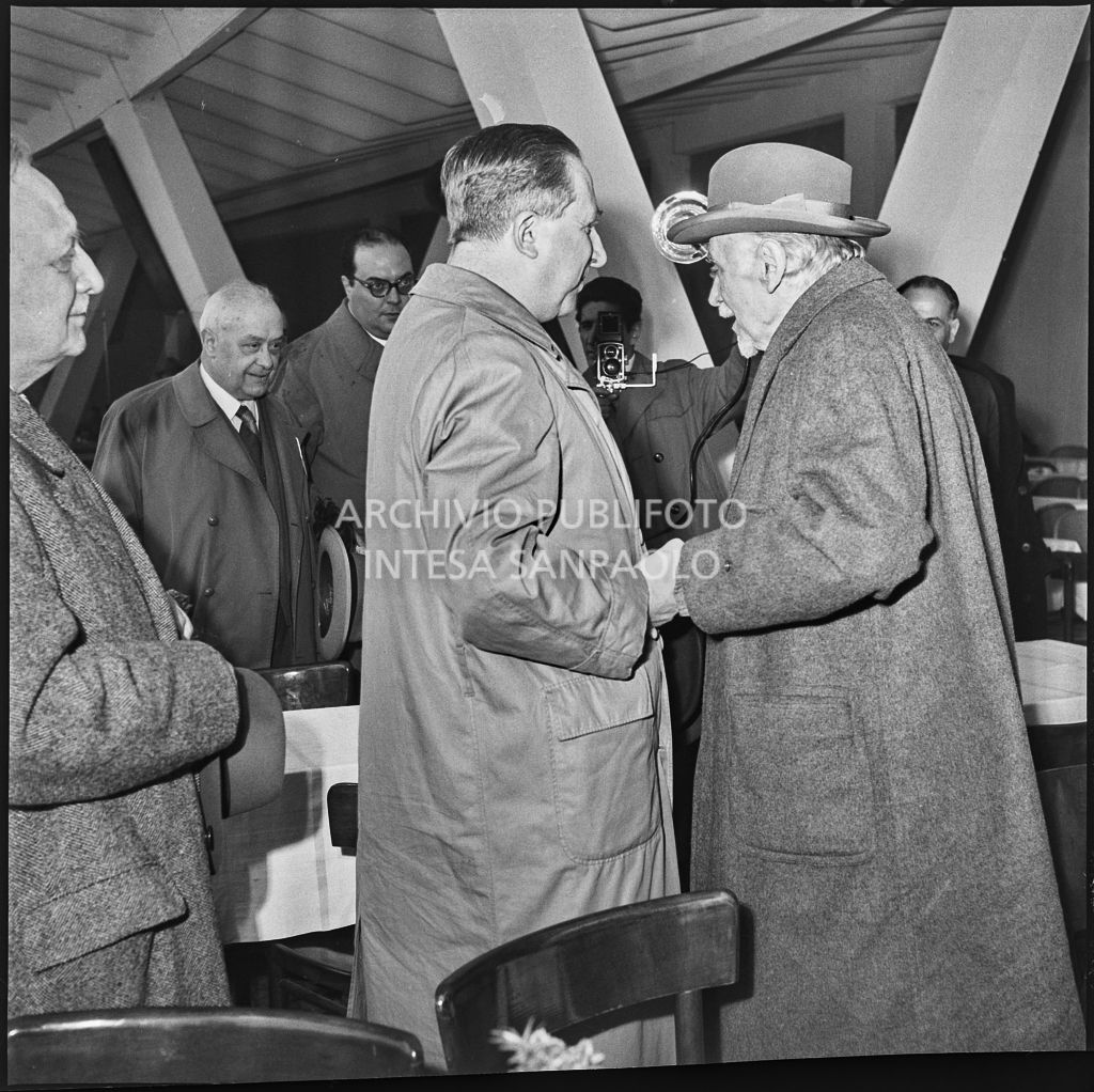 L'onorevole Giuseppe Pella saluta il presidente della Fiera Luigi Gasparotto alla Fiera Campionaria di Milano del 1954<br>210884