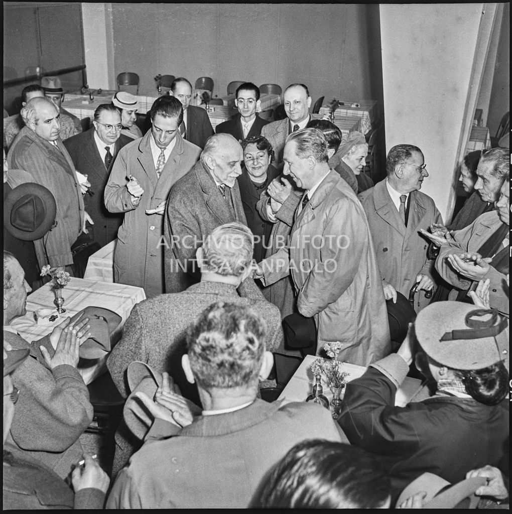 L'onorevole Giuseppe Pella saluta il presidente della Fiera Luigi Gasparotto alla Fiera Campionaria di Milano del 1954<br>210885