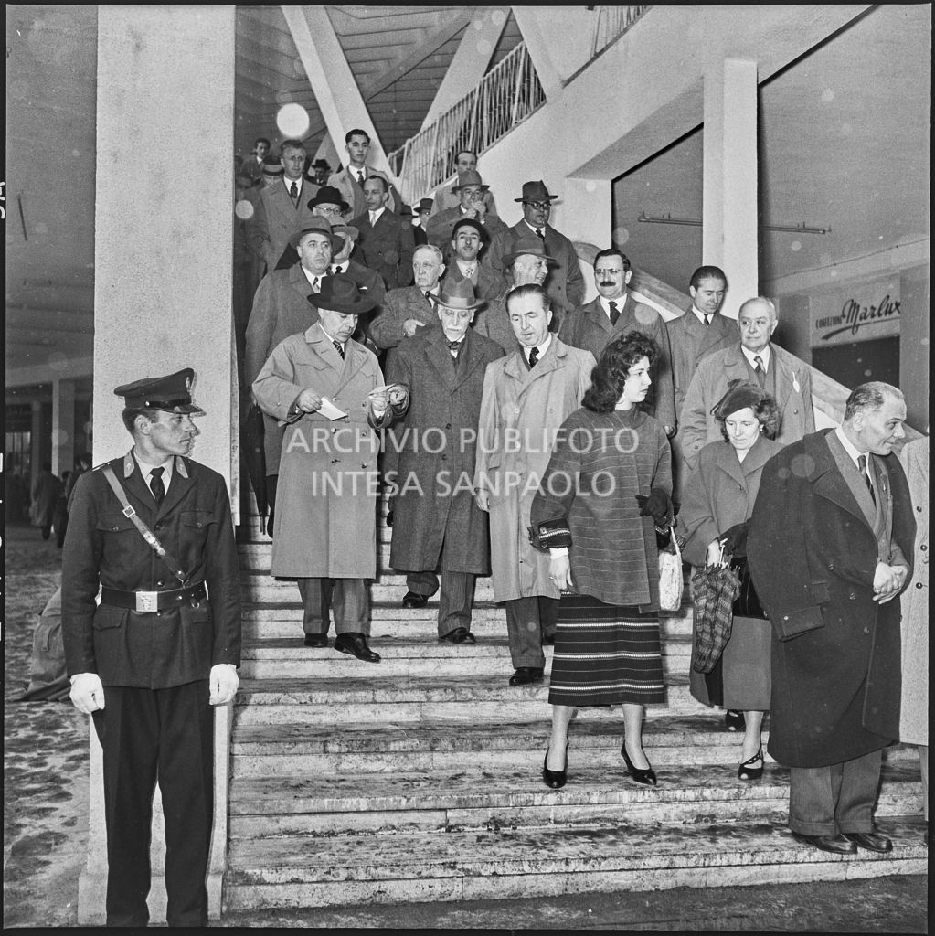 L'onorevole Giuseppe Pella, il presidente della Fiera Luigi Gasparotto, il vice presidente Tommaso Zerbi e i presidenti delle Camere di Commercio alla Fiera Campionaria di Milano del 1954<br>210886