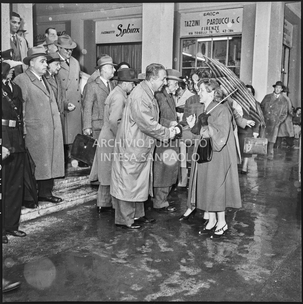 L'onorevole Giuseppe Pella si intrattiene con alcune donne alla Fiera Campionaria di Milano del 1954<br>210887