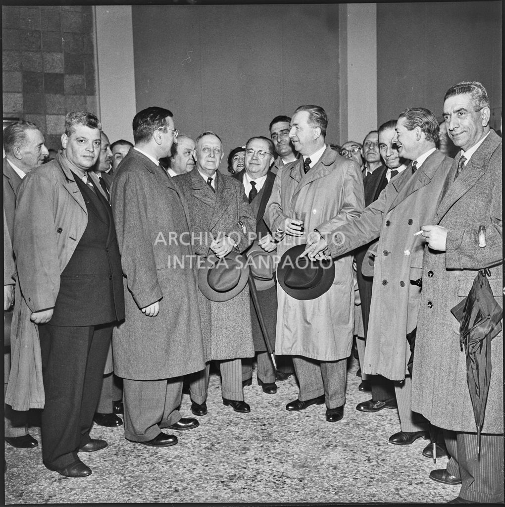 L'onorevole Giuseppe Pella (quarto da sinistra), il vice presidente della Fiera Tommaso Zerbi (terzo da sinistra) e i presidenti delle Camere di Commercio alla Fiera Campionaria di Milano del 1954<br>210888