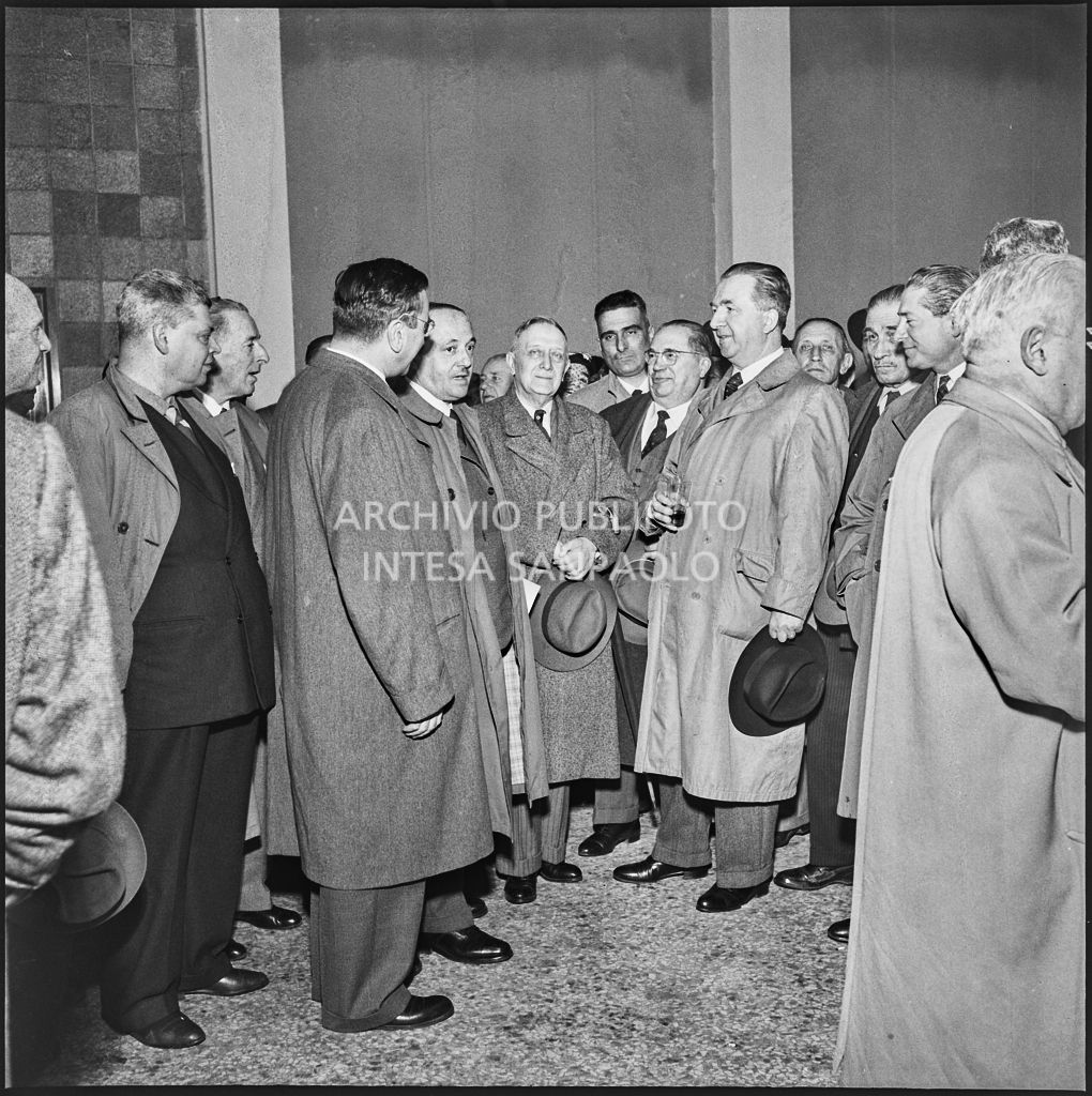 L'onorevole Giuseppe Pella (quinto da destra), il vice presidente della Fiera Tommaso Zerbi (quarto da sinistra) e i presidenti delle Camere di Commercio alla Fiera Campionaria di Milano del 1954<br>210889