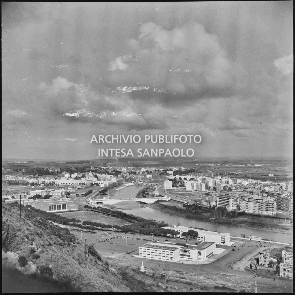 Vista sul fiume Tevere, il ponte Duca D'Aosta e la città di Roma<br>212187d