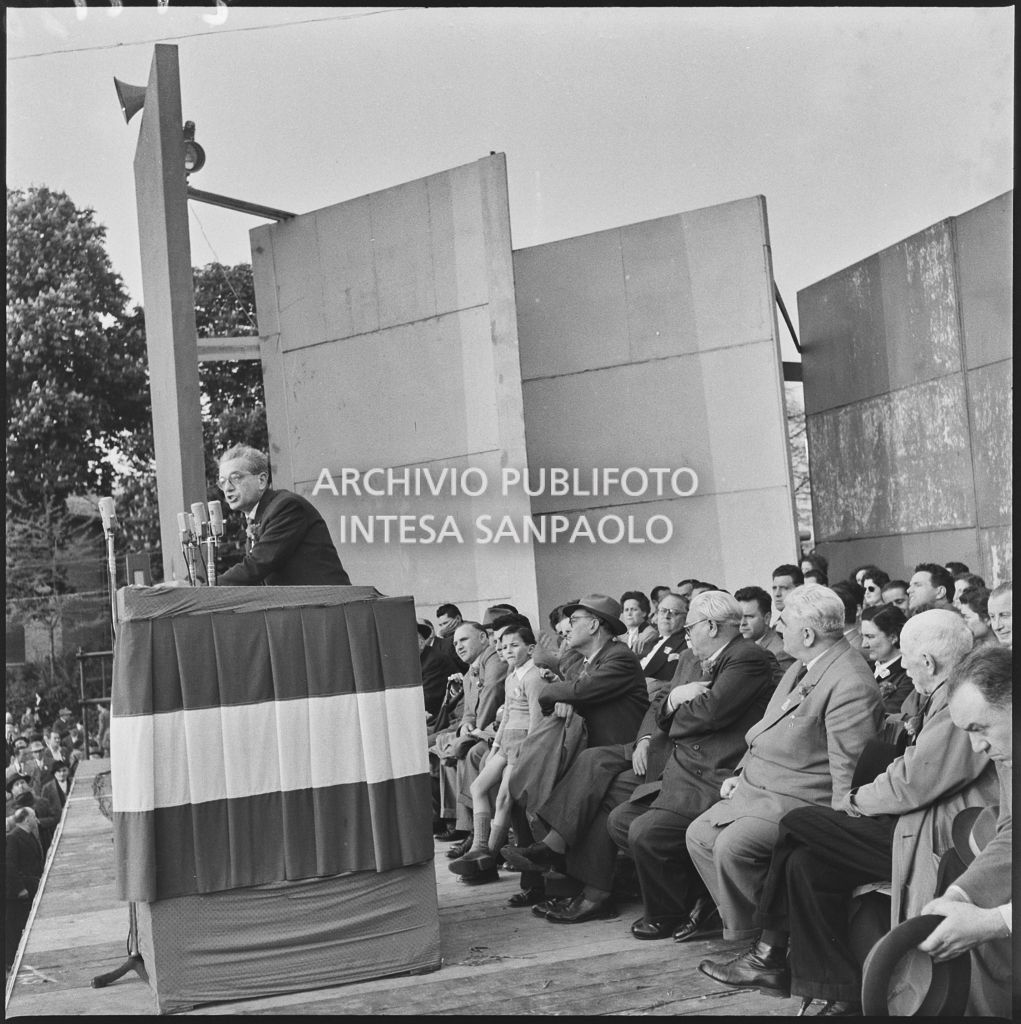 Un momento dell'intervento dei socialisti sul palco ai Giardini Margherita di Bologna<br>212188