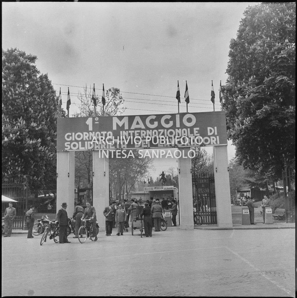 L'entrata dei Giardini Margherita di Bologna con lo striscione dedicato alla Festa dei lavoratori che recita "1° maggio Giornata internazionale di solidarietà dei lavoratori"<br>212190