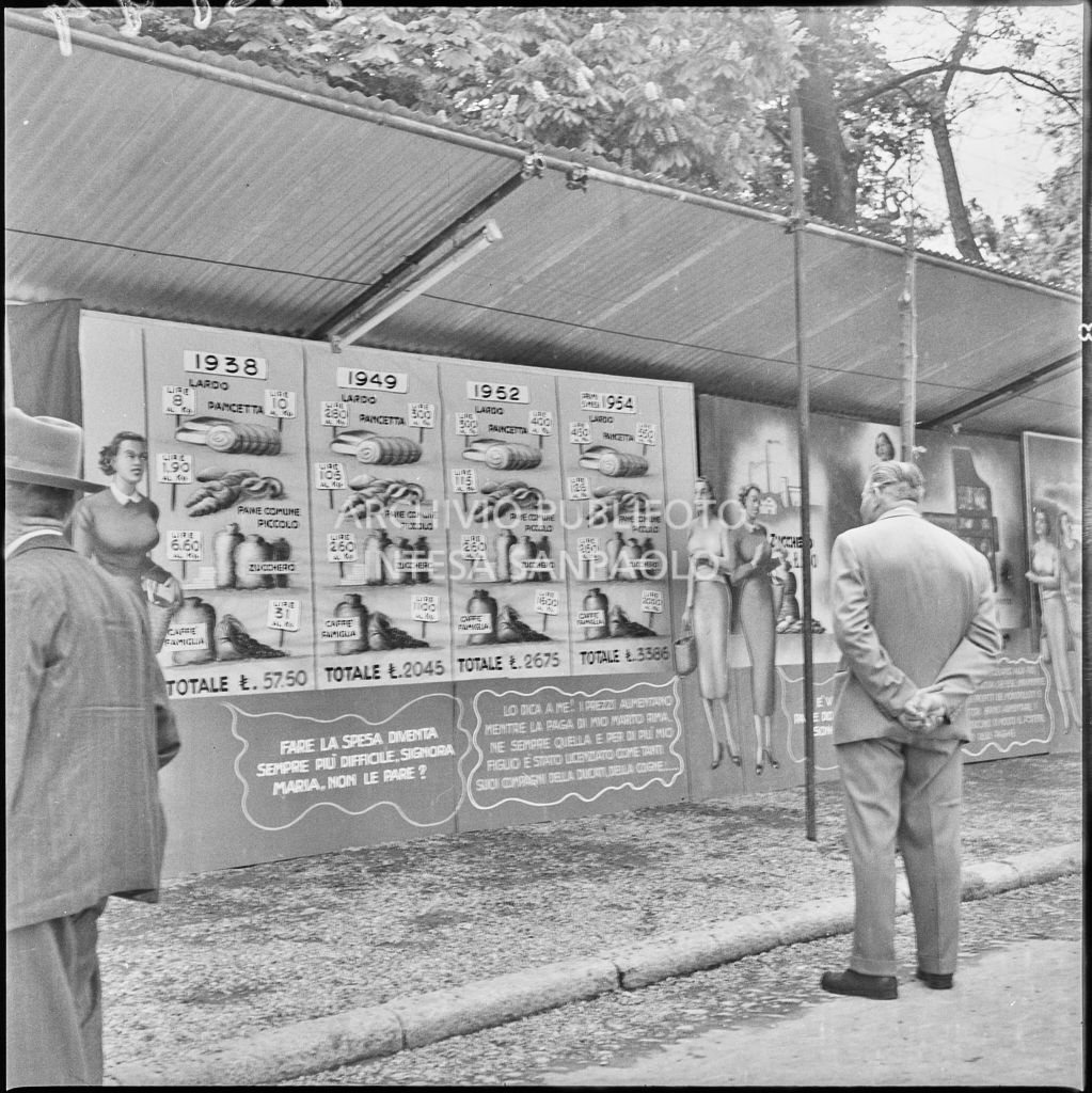 Alcuni passanti guardano dei pannelli descrittivi ai Giardini Margherita di Bologna, allestiti in occasione della Festa del 1°maggio<br>212194