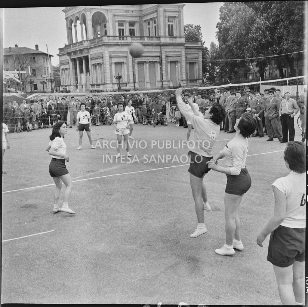 Partita di pallavolo organizzata presso il Villaggio della gioventù, dello sport e della ricreazione davanti alla Palazzina Liberty ai Giardini Margherita di Bologna<br>212200