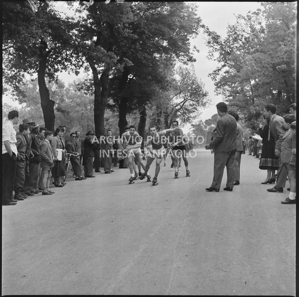 Gara di pattinaggio organizzata presso il Villaggio della gioventù, dello sport e della ricreazione ai Giardini Margherita di Bologna<br>212201
