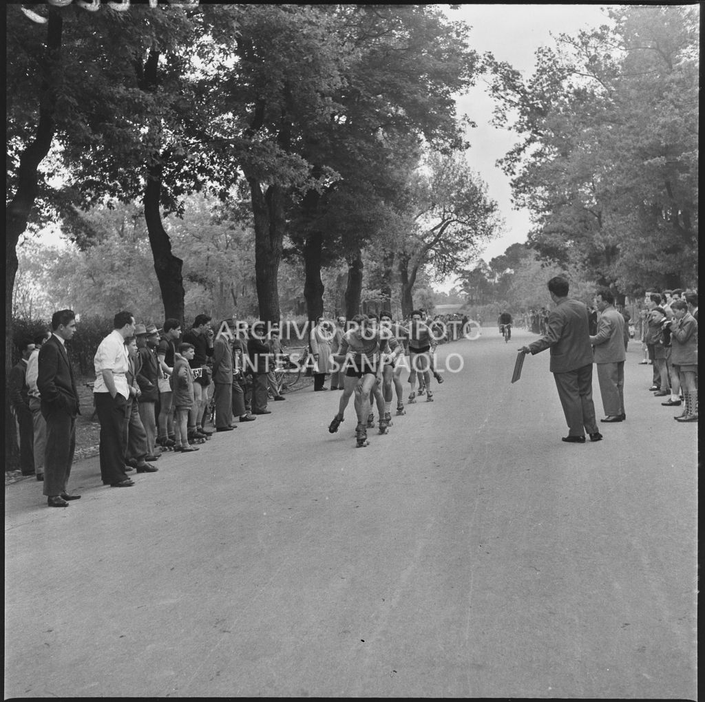 Gara di pattinaggio organizzata presso il Villaggio della gioventù, dello sport e della ricreazione ai Giardini Margherita di Bologna<br>212203