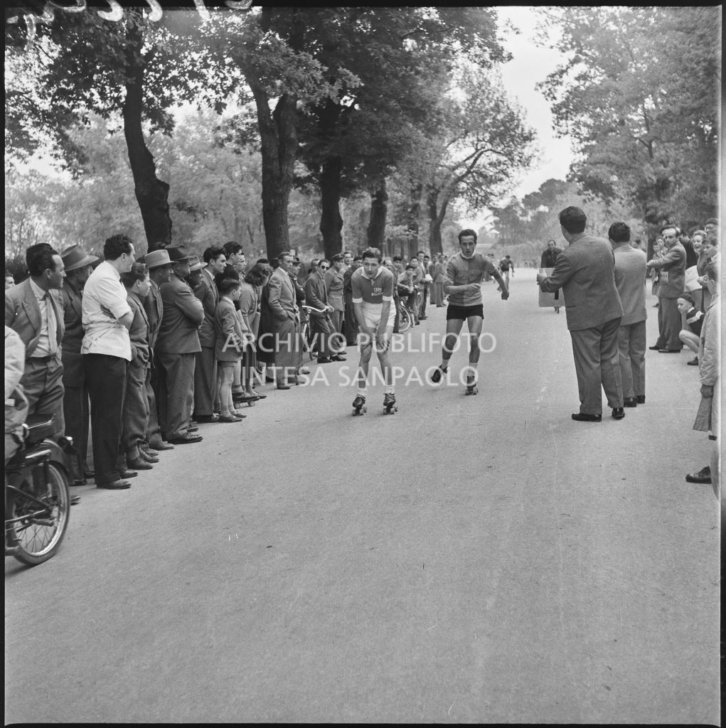 Gara di pattinaggio organizzata presso il Villaggio della gioventù, dello sport e della ricreazione ai Giardini Margherita di Bologna<br>212204