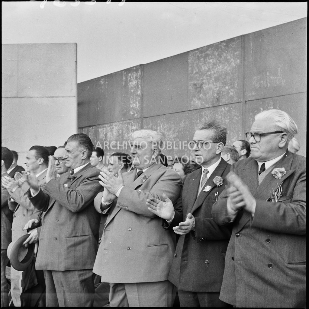 Dirigenti del partito socialista applaudono sul palco ai Giardini Margherita di Bologna alla Festa del 1° maggio<br>212205