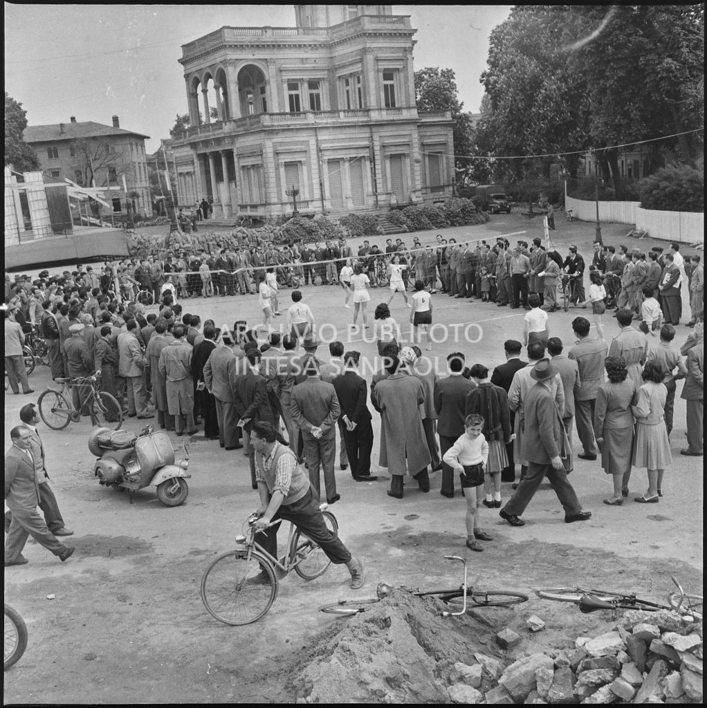 Partita di pallavolo organizzata presso il Villaggio della gioventù, dello sport e della ricreazione nei pressi della Palazzina Liberty ai Giardini Margherita di Bologna<br>212207