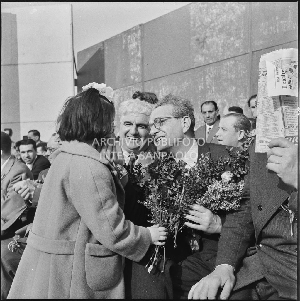 Una bambina consegna dei fiori ad alcuni dirigenti socialisti sul palco della Festa del 1° maggio<br>212210