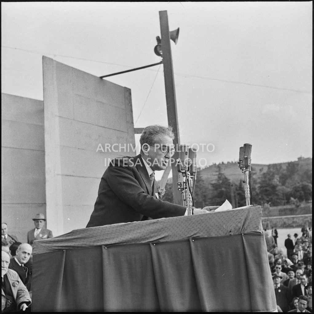 Un momento dell'intervento dei socialisti sul palco ai Giardini Margherita di Bologna<br>212211