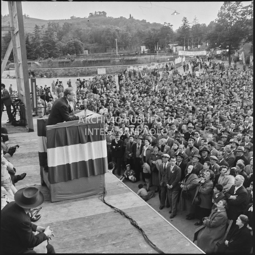 Un momento dell'intervento dei socialisti sul palco ai Giardini Margherita di Bologna<br>212212