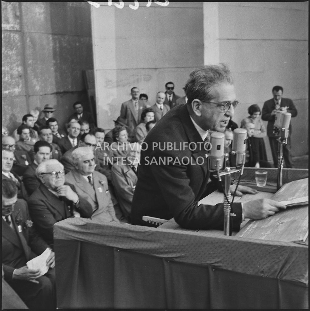 Un momento dell'intervento dei socialisti sul palco ai Giardini Margherita di Bologna<br>212213