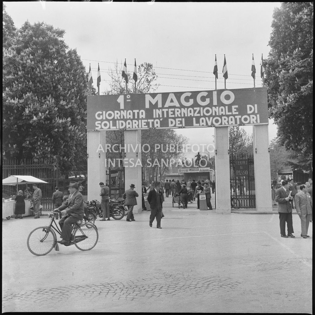 L'entrata dei Giardini Margherita di Bologna con lo striscione dedicato alla Festa dei lavoratori che recita "1° maggio Giornata internazionale di solidarietà dei lavoratori"<br>212214