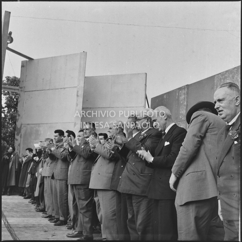 Dirigenti socialisti applaudono sul palco allestito per la Festa del 1° maggio<br>212217