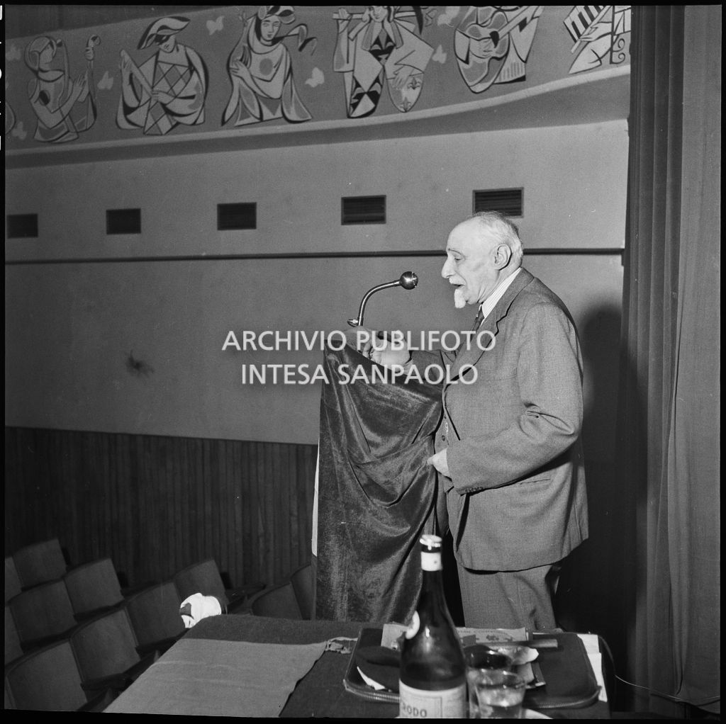 Intervento dell'onorevole Ettore Reina in occasione della conferenza della UIL organizzata il Primo Maggio presso il cinema Durini di Milano<br>212225