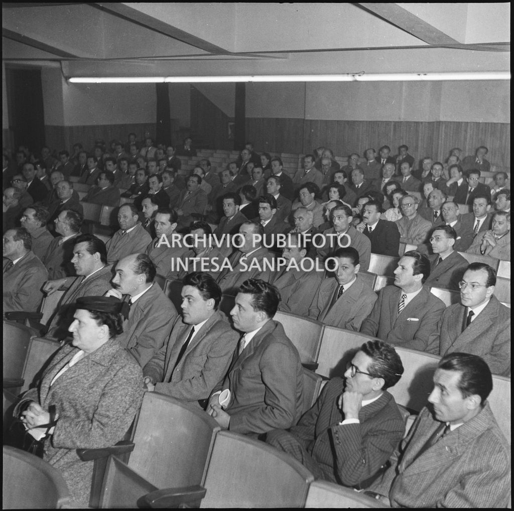 Pubblico alla conferenza della UIL organizzata in occasione del Primo Maggio presso il cinema Durini di Milano<br>212228